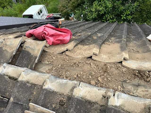 棟瓦撤去後の土露出